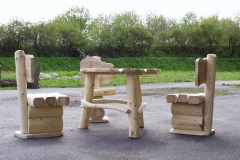 Bilder-Tisch-rund-Stühle